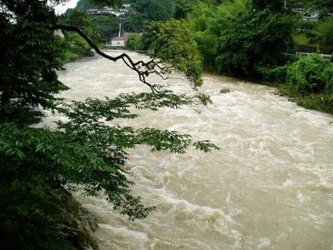 今年の夏も暑い！！<br />暑い夏はぬる湯に限る！！<br />ぬる湯を求めて佐賀県の古湯温泉・熊の川温泉へ行ってきました。<br /><br />訪問日前日まで九州北部はものすごい大雨、古湯・熊の川までの道のりも、災害の爪あとが至るところに残っていました。