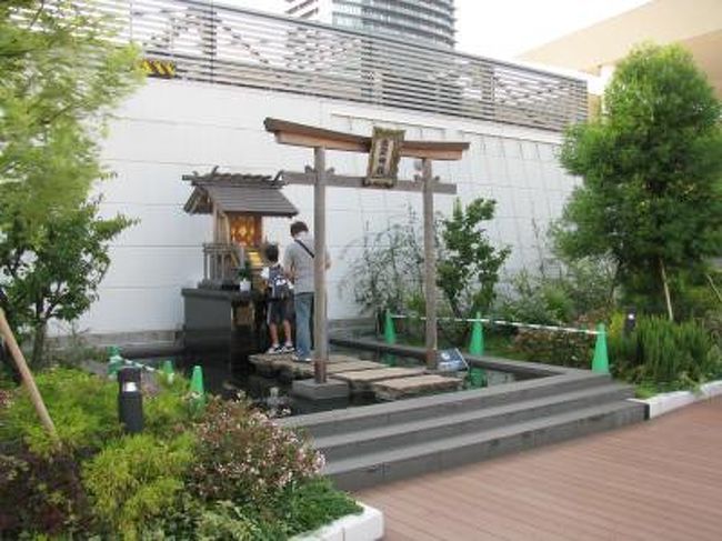 意外なことに出雲大社は全国に分社化されています。<br />ググッてみると神奈川県には秦野とか、東京には六本木にあったりします。へ~。<br />で、この川崎ラゾーナ屋上にある出雲大社なんですが、昔あった東芝の工場にあったものを移設したらしいです。<br />なお、ラゾーナの屋上には庭園とかあって、ローズマリーとかあっていい匂いです。<br />初詣で、川崎大師にいって身動き取れず、敗北感に苛まれた時に、初詣はどうでしょうか?