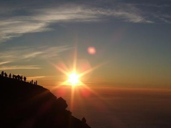 人生のほとんどを富士山の見える場所で過ごしてるムーラン <br />だけど、登ったことことはないのよね… <br />体力がそこそこ残ってる30代前半のうちに登っておいた方がいいような。 <br /><br />ということで、2010年夏最後のイベントとして富士登山にチャレンジしてきました！！<br /><br /><br />【ムーラン初富士登山の軌跡】<br /><br />8月27日(金)<br />　22:30 富士宮口到着<br />　23:00 登山開始<br /><br />8月28日(土)<br />　00:10 新七合目到着<br />　02:30 八合目到着<br />　05:10 奥宮到着<br />　07:45 剣ヶ峰到着v(^o^)v<br />　08:30 下山開始<br />　08:50 九合五勺到着<br />　09:20 九合目到着<br />　12:30 駐車場に帰還<br /><br /><br />22:30の時点ですでに駐車場は満車。係員の指示で駐車場から1kmぐらい離れたところに路駐することになりました。夜中の富士山がこんなにも混雑してるなんて…世間は登山ブームなのね。<br /><br />実家で掻き集めた登山グッズを装備して、いよいよ頂上目指して登山開始☆<br /><br />五合目に向かう途中、駐車場の空きを発見！！もちろん車は駐車場まで移動させました。ラッキー♪♪<br />駐車場所が遠いと下山した後かなりつらそう。。。って下山したときしみじみ思いました。 