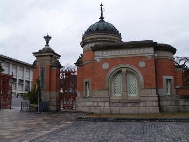 京都市東山区にある京都国立博物館は明治30年(1897年)5月に開館した。この時に東京上野にあった帝国博物館から分家するような形で京都と奈良にも帝国博物館が設置された。京都国立博物館は、主に平安時代から江戸時代にかけての京都の文化を中心とした文化財を、収集・保管・展示するとともに、文化財に関する研究、普及活動を行っている。<br /> 旧館の建物はレンガ造りで立派であるが、中の展示品はこれはと思うものはほんの数点しか見当たらない。平安時代から江戸時代にかけての京都の文化財といえば、主なものは神社仏閣が所有しているから、委託保管されたものや訳あって収蔵された曰付きのものが多いのだろう。そうでなければ発掘品ででもなければこれはと思うものはない。<br /> 弥生時代の青銅器がおよそ100点近く展示されていたが、国宝はなく、たった1点だけが重文指定だったので驚いてしまった。そのことを質問すると学芸員に電話を繋いでくれた。こちらは工学博士と名乗っているのであるから、大抵の博物館では学芸員が出て来て説明してくれるが、どうやらここはそうではなかった。ついついきつく、「上野の東博には弥生時代の青銅器がこれよりも沢山展示されているが、国宝でなくても重文がほとんどなのに、どうしてここの博物館には1つしか重文がなく、他は何でも鑑定団に出したら2,000円と言われそうなものまで混じっているのか?」「それは東博から引き継いだものがそうだったということで‥‥。」「是じゃ国立博物館とは‥」そこまで言うと電話の学芸員は鳴き声になっていた。可哀相なことをしたと思ったが電話ではこういうこともある。やはりフェイストーフェイスでないと話は伝わらないものだ。<br />(表紙写真は京都国立博物館表門)