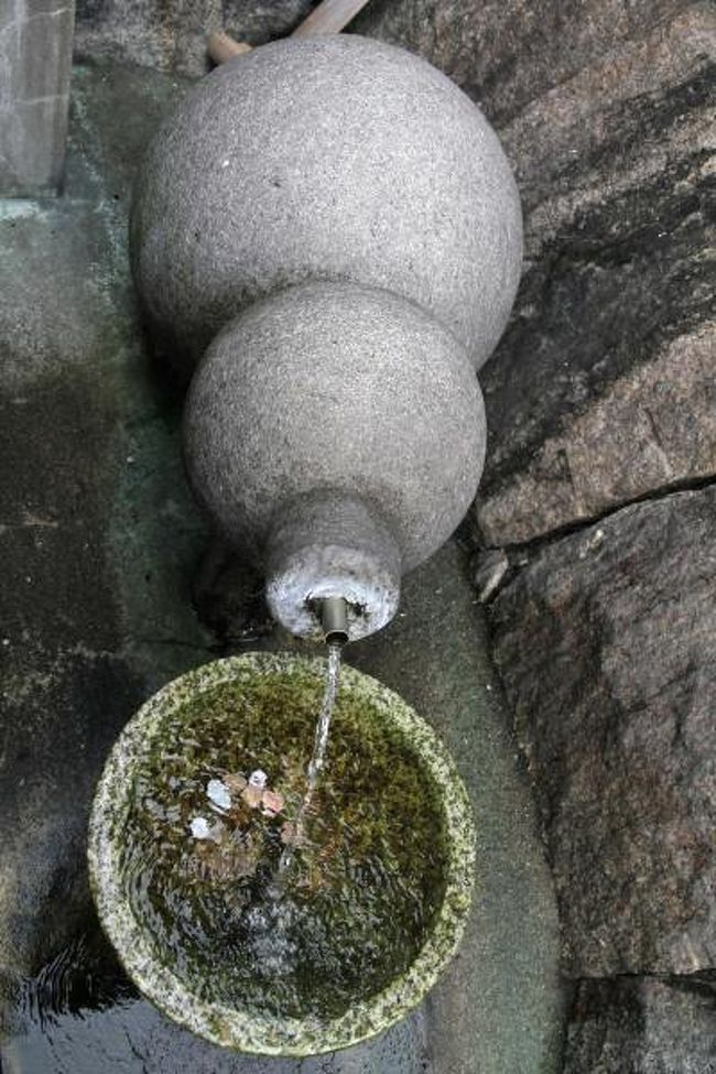 ■墨俣歴史資料館 岐阜県大垣市<br />〜豊臣秀吉出世の地、墨俣一夜城〜<br /><br /> 永禄4年(1561)一代の梟雄といわれた斎藤道三を殺して美濃稲葉山城主となった斎藤義竜が死亡し、その子の竜興が後を継ぐと、織田信長は美濃攻めにとりかかった。<br /><br /> 信長は美濃国内に橋頭堡を築くことを決意。長良川や犀川などが合流し、洲の股の形となっている墨俣を築城の地に選んだ。しかし、敵地であるため、妨害する敵を防ぎながら資材を運び、短期間に築城しなければならず、難工事が予測された。<br /><br /> 永禄9年(1566)まず信長の重臣・佐久間信盛が築城工事に着手したが斎藤方の攻撃を受けて失敗。次いで柴田勝家が着工するがこれまた失敗に終わる。<br /><br />この時、まだ軽輩だった木下藤吉郎(後の豊臣秀吉)がこの難工事を買って出て、信長の許可を得ると、藤吉郎はこのあたりの地形に詳しい蜂須賀小六正勝ら近郷の野伏たちを駆り集め、長良川の上流から資材を筏にくんで流し、あっという間に砦を築き上げてしまった。世にこれを「秀吉の一夜城」と呼ぶ。<br /><br /> 永禄10年(1567)信長が難攻不落といわれた美濃稲葉山城(岐阜城)を攻略するに及んで、墨俣の砦は用済みとなり廃城となった。<br /><br />【旅程】<br /> 細かそうですが、いつもテキトーな出たとこ勝負の車旅なのです。^^;)ハハハ<br />★1日目<br /> 広島市自宅→山陽自動車道→舞鶴若狭自動車道→R27号線→北陸自動車道→福井県福井市(泊)<br />★2日目<br /> 福井県福井市→勝山市→坂井市→能登有料道路→石川県羽咋郡→能登有料道路→富山県富山市(泊)<br />★3日目<br /> 富山県富山市→R41号線→岐阜県高山市→R158号線→長野県松本市→長野自動車道→中央自動車道→名神高速道路→岐阜県羽島市(泊)<br />★4日目<br /> 岐阜県羽島市→大垣市→関ケ原町→滋賀県長浜市→京都市右京区→R9号線→R423号線→中国自動車道→山陽自動車道→帰宅<br />(走行距離約1900?)<br /><br />※旅行に行ってからもう1カ月以上たちました。旅行記が完成するのはいつのことことやら・・。^^;) <br /> Mecha Godzilla?&703 <br />