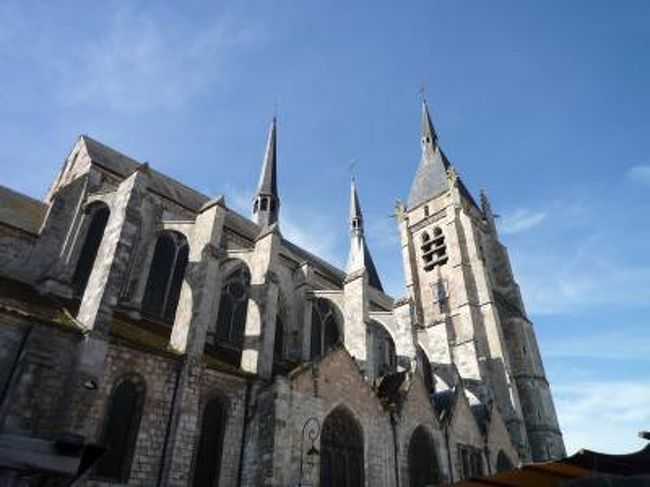 パリの南西40km、ロワール地方との境にある街、ドードン（Dourdan）は　観光地として名が知れているわけではないけど、歴史ある建物が残る、中世の街です。<br /><br />プチ旅行の途中、この街を車で通りがかったら「12世紀の教会はこっち」という看板にひかれ、休憩ついでに立ち寄ってみました。<br /><br />教会ぐらいしか見るものがないのかと思えば、城壁や、お城の一部が残っていたり、教会の横で開かれているマルシェ（朝市）は地元の人で大賑わいでした。新鮮な野菜や　ユニークな香辛料を売っていたり、思った以上に　質のよさそうなマルシェでした。日本から来た友達と一緒だったので　いかにも「フランスらしい」田舎のマルシェを見る機会があってよかったです。<br /><br />教会の中では　ちょうど洗礼の儀式を行っていました。大切なセレモニーなので　私たちは　教会の中をそっとのぞくだけにしておきました。（ちなみに　この教会は12世紀から13世紀のはじめにかけて　建てられたゴシック建築）<br /> <br />街を離れてから　街を振り返るとすらりと伸びる教会の尖塔がすごく印象的でした。<br /><br />町の見所をすべて歩いても半日もいらないぐらいの大きさですが、少しだけパリを離れて　遊びに来るのにはよさそうな所でした。