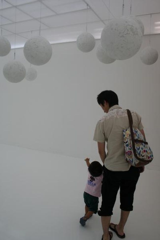 東京都現代美術館で開催されている『こどものにわ』展に行って来ました。<br /><br />小さい子を連れて美術館って言うと、な～んかやらかしそうで無理！って感じですが、こちらは子供のための展覧会！<br /><br />お触りＯＫ！<br />ついでに写真もＯＫ！<br /><br />ならば、我が家の暴れん坊将軍を連れて行っても、大丈夫そうだ・・・<br /><br />よっしゃ、将軍に芸術の英才教育だ～！！<br /><br /><br />