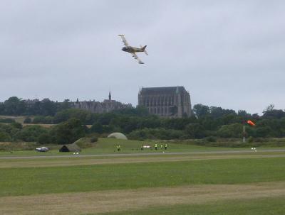 イギリス南部の町Shoreham-by-Seaの空港にて毎年開催されている航空ショーを<br />訪れました。日本では見ることのできない第二次大戦機が良く保存されていて<br />飛行機ファンには感激ものです。<br /><br />＊ ２０１５年８月２２日に当ショーにおいて墜落事故が<br />　 起こり多数の方が亡くなってしまいました。<br />　 合掌。(一番下にYouTube動画あり)<br />