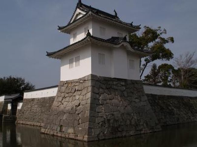 兵庫県赤穂市にある赤穂城は忠臣蔵で有名である。浅野長直が5万3000石で入封して、慶安元年(1648年)から13年をかけて赤穂城を築き、寛文元年(1661年)に完成した。浅野家は安芸広島藩の分家で長直・長友・長矩と続き、元禄14年(1701年)に浅野長矩(浅野内匠頭(あさのたくみのかみ))は、江戸城松の廊下で高家の吉良義央に刃傷に及び、即日切腹させられ、播州浅野家は断絶となった。元禄15年(1703年)12月、大石内蔵助を始めとして47名が、吉良邸に討ち入る。いわゆる「忠臣蔵」の討ち入りである。 赤穂城址は史跡に指定されており、昭和30年(1955年)には三の丸に大手門北隅櫓が復元され、その後も復元作業が行われている。新築されたばかりの大石神社(大石内蔵助と赤穂義士を祀る)や大石良雄(内蔵助)宅跡には長屋門と大石邸庭園があり、主君浅野家の名残は微塵もない。浅野氏断絶の後は永井直敬、続いて宝永3年(1706年)に森長直が2万石で入城し、森家は、12代に渡って居城し、明治を迎えるが、森家の痕跡も感じられない。 明治元年(1868年)に東京城に入場した明冶天皇がお忍びで泉岳寺を訪れ、討ち入りした赤穂浪士47士を忠臣と称える。これ以降は公に忠臣と認められ、赤穂城址に大石神社が創建されることになる。明治33年(1900年)、正式に大石神社が創建された。ちなみに、大石神社と泉岳寺とは交流はないそうだ。おかしな話だ。大石神社には義士史料館があり、泉岳寺には赤穂義士記念館が建ち, 大石内蔵助良雄銅像(大正10年(1921年)12月14日に除幕)も建っている。幕府に気遣いながらもお墓を護り供養してきた泉岳寺に対し、公式に大石神社として祀る際に挨拶があってしかるべきであろうし、100年以上も両者間に交流がないのは理解に苦しむ。 赤穂といえば塩である。大通りの商店街のお店で「やき塩」を買った。「赤穂の塩」「元祖」「天然海水塩」「創業350年」とある。今では日本各地の海岸の町では天然海水塩を製塩して販売しているが、赤穂では350g入りの小袋詰めであった。値段も180円と手頃なのでお土産に買い込んだ。結局は重荷になるほどだった。(表紙写真は復元された大手門隅櫓)