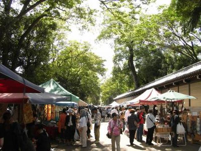 京都で毎月２５日と言えば、北野天満宮の縁日です。<br />天神さんにお参りして、茶店で御餅をいただいて、<br />境内に沢山並んだ露店を楽しみながら、散策しました。<br />