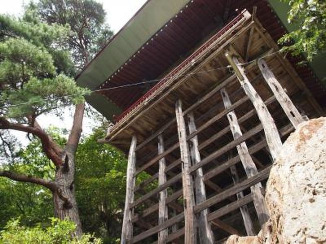 急峻な崖や山の斜面にへばりつくように建てられた寺院建築を、懸造り（かけづくり）もしくは懸崖造り（けんがいづくり）という。なんでこんな場所にこんなモノを建てなきゃいけないの！？という疑問からいろいろと調べていくと、懸造りの面白さにすっかり魅了されてしまった。<br />信州北部の千曲川に沿った山間部に、いくつかの懸造りがあるのを知り、訪れてみた。高山村の赤和観音に始まり、中野市の如法寺、山ノ内町の山内稲荷社、長野市のブランド薬師まで、ちょっとしたハイキングがてらに巡ってきた。<br />ちなみに、他にも訪れていない懸造りがまだまだあるので「その１」としている。「その２」がいつになるかは未定。