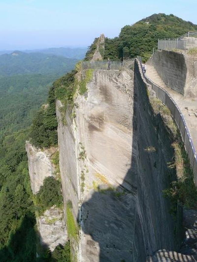 残暑がぶり返したお彼岸に、南房総の鋸山(のこぎりやま)まで日帰りで出掛けました。<br /><br />山頂までの往復はロープウェーを利用。運賃は片道500円、往復900円。小児は半額。<br />鋸山の南側斜面は日本寺(にほんじ)の境内になっています。拝観料は大人600円、12歳までは400円。<br /><br />帰りは東京湾フェリーと京急を利用しました。フェリーは金谷(かなや)港から久里浜港まで40分。運賃は700円、12歳未満は半額です。<br />