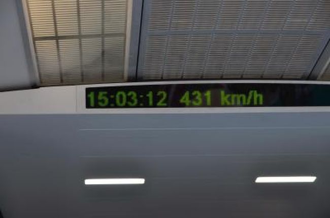 最高速度431km/hrのリニアモーターカー（=上海磁浮列車）の加速性能と最高速度、そして竜陽路から浦東空港までの所要時間の記録です。<br />15：00発の浦東空港行きの乗車記録です。<br /><br />15:00:00　 0km/hr<br />15:00:05   0km/hr 動き始めました<br />15:00:30  73km/hr<br />15:00:45 109km/hr<br />15:01:00 140km/hr 1分後です　<br />15:01:30 207km/hr<br />15:02:00 283km/hr 2分後<br />15:02:30 352km/hr<br />15:03:00 412km/hr<br />15:03:12 431km/hr 3分07秒で最高時速に到達<br />15:28:28 431km/hr<br />15:04:19 380km/hr 減速開始です<br />15:07:26   0km/hr 停止です。<br />動き始めてから停止するまでの時間は7分21秒でした。<br />液間距離は30kmですから、平均時速は244.898km/hrでした。