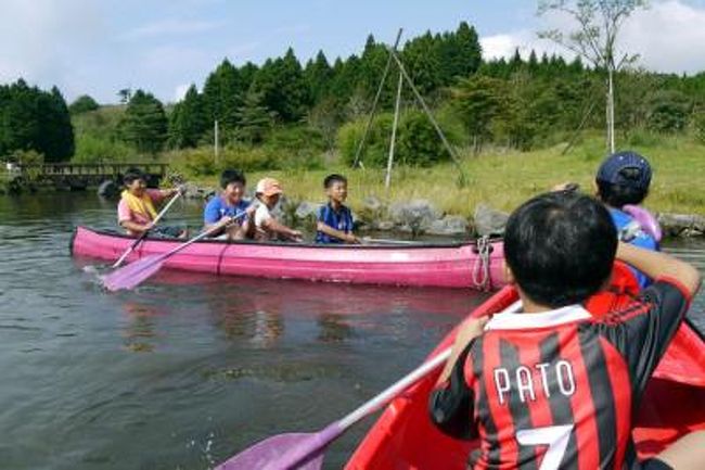 残暑というにはあまりにも暑い９月後半の日曜日。<br /><br />水遊びを楽しもうと、子供のお友達を誘って、富士山こどもの国に行きました。<br /><br />３連休の中日のこの日は、混雑必至だろうと予測して、朝８時に出発です。<br />