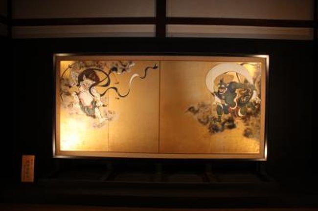 京都には今まで数え切れないほど訪れているにもかかわらず、<br />ここ祇園のど真ん中にある建仁寺には本日初めての訪寺。<br /><br />建仁寺は京都最古の禅寺で<br />開山の栄西禅師は「禅」だけではなく、「喫茶」の法を普及した茶祖でもあるそうです。<br /><br />栄西さんの伝えた茶文化が、今のカフェ文化に繋がるんですね。