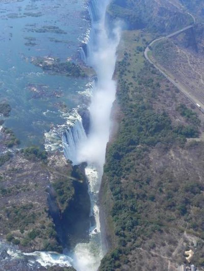 二度目のアフリカ大陸！！<br /><br />★４日目★<br />ビクトリアフォールズ（ジンバブエ）～プレトリア（南アフリカ）<br /><br />世界３大瀑布のひとつ、世界遺産のビクトリアの滝観光です。<br />現地名で『モシ・オア・トゥンヤ』<br />現地の言葉で『雷鳴のとどろく水煙』<br />水量はまだ少ない時期だと聞いてたのですが、甘かった・・・<br /><br />その名の通りでした。<br /><br />びしょ濡れです。