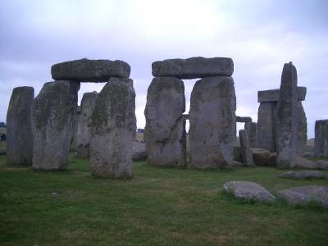 会社の同期、３人でイギリス・ロンドンへ旅立ちました。<br />以前も、タイへ３人で行って、楽しかったので、今回も同様なメンバーで出発。<br /><br />イギリスにした理由は、僕のいとこがイギリスに住んでいるため、ホテル代も浮くという事でイギリスにしました。<br />ヒースロー空港からは遠いんですが、ヨービルという田舎町です。<br /><br />韓国経由でヒースロー空港へ。１０時間くらいの長旅でした。<br />空港に着くと、いことの旦那（イギリス人）が迎えに来てくれて、車で家まで送ってくれました。<br />到着は夜の８時くらいだったんですが、昼のように明るかったです。<br /><br />いとこの家の周りは、観光といえば、海とストーンヘンジとバースに行ってきました。<br />あとは、日本でいうカフェ（イギリスではPUB）で、いとこの友達達と盛り上がりました！<br /><br />いとこの所に３泊して、電車でロンドンへ！<br />特急みたいな電車で乗り換え無しで直行です。（5000円くらいだったかな？）<br />ロンドンではビジネスホテルみたいな場所（一泊4000円くらい）へ宿泊。<br />ハリーポッターでも有名なキングス・クロス駅の近くに宿泊したため、出掛ける便利でした。<br /><br />ロンドンでの移動は常に電車です。<br />エリアで乗り降り自由なチケットがあるので、それを購入して色々な場所へ。<br />（タクシーも乗りましたが、日本よりも少し高いくらいだったかな）<br /><br />アーセナルスタジアムや、ロンドンアイ、ビックベン、ハロッズ、バッキンガム宮殿やロッククラブなど<br />色々と観光や、買い物をしました。<br /><br />僕の中では、ロンドンは新宿をヨーロッパにした感じ。<br />裏路地に入れば、建物がヨーロッパなので、素晴らしいですが、基本はビルが多かった印象です。<br /><br />やっぱり物価が高いので、一般家庭では買い物メインの人はちょっと厳しいかな。<br /><br />料理はイギリス料理って物はなくって、多国籍な料理が多かった。<br />イギリス唯一？のフィッシュ＆チップスは味は薄かったけど、サクサクで美味しかった！<br />あとは、ファーストフードはマックやサブウェイなどがあるので、助かります♪<br />（チャイニースロードの中華料理は美味しくなかった・・）<br /><br />イギリスは普通に暮らす分には、東京と変わらない感じでいいと思いますが、<br />遊びを求めるには難しいかもしれないですね。<br />観光名所は多いので、そういうのが好きな人は楽しいかもしれないです。