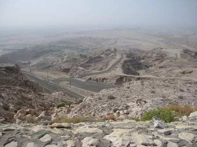 アラブ首長国連邦は砂漠が多くを包んでいます。内陸部にはオアシスの町アル・アインが控えています。このアル・アインはU.A.Eの中でも最高穂のハフィート山になっていたり、山向こうはオマーンになっていたりと多くの要素が詰まった街でした。