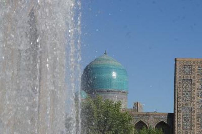 2010/09/17 -01.　サマルカンド　レギスタン広場の朝、ティムール像、ルハバッド廟
