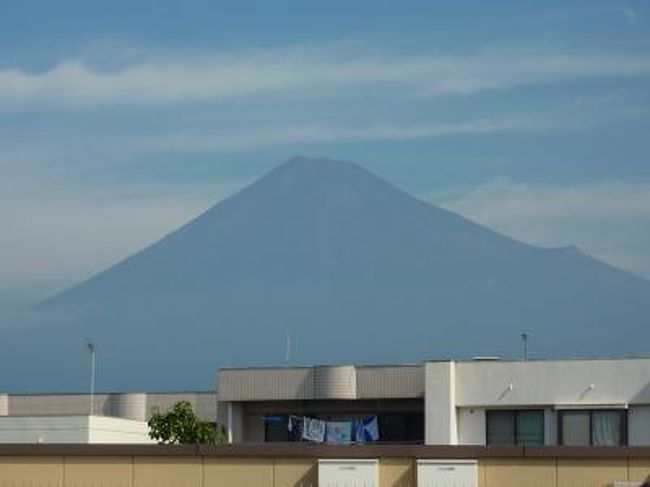 天気予報によれば、今日は雨のはずだったのに<br />どういう訳か朝から晴れている。<br />でも秋の天気は変わりやすい。<br />富士山を撮影するなら今だ！<br />