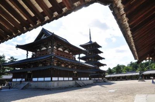 奈良斑鳩にある世界遺産「法隆寺」を訪れました。中国からのお客様3名と共にめぐる法隆寺の観光です。<br />今回は「斑鳩アイセスSGG」のボランティアガイドをお願いして、中国語と英語そして日本語のマルチリンガルな観光を楽しませていただきました。