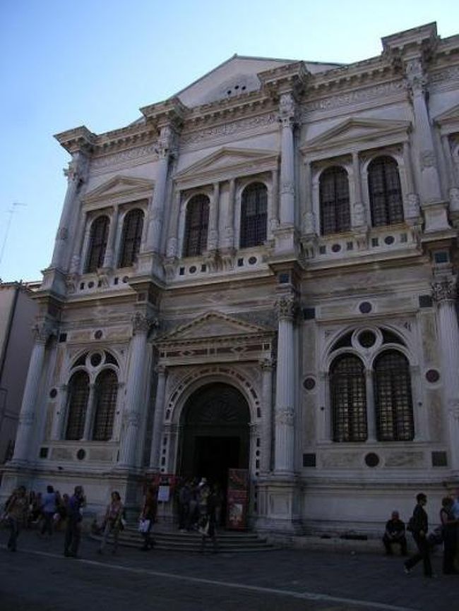 トルチェッロ島のサンタ・マリア・アッスンタ大聖堂、コンタリーニ・デル・ボーヴィロ（かたつむり）館と、マイナーなところを歩いてきましたが、さらに進んで、スクオーラへ行ってみました。スクオーラとは、ヴェネチアでさまざまな形をとった、一般信徒の（出身地や職業人による）組合で、聖堂とは違い、一人の守護聖人を祀った建物を建設しました。代表的なのは、サン・ポーロ区にある、スクオーラ・グランデ・ディ・サン・ロッコ、16世紀に建てられたルネッサンス様式の建物です。見過ごしてしまいそうな外観とは裏腹に、内部の壁、天井は、ティントレットの56枚もの巨大な絵で埋め尽くされています。