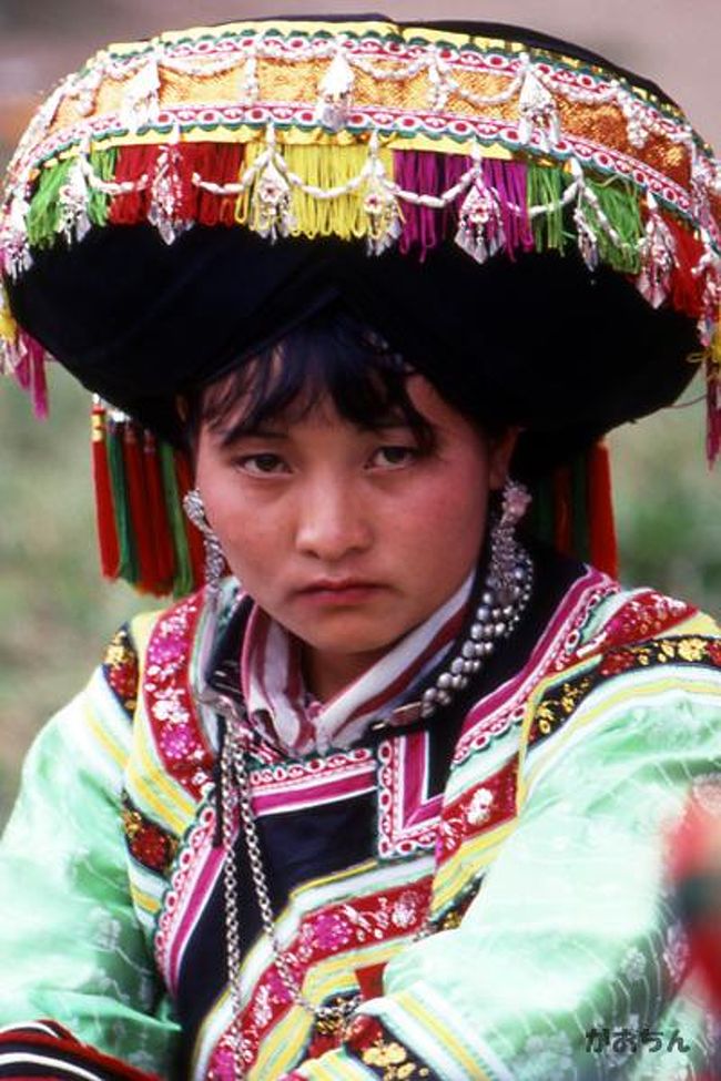 雲南各地を旅して、すっかり少数民族に魅了されてしまいました。<br /><br />もっと色々な地域の少数民族を見に行きたいと思ったのですが、当時の雲南省は未開放地区が多かった上に、祭りや定期市の情報がほとんどありませんでした。<br /><br />そんな私に願ってもない機会となったのが、「第4届雲南省少数民族伝統体育運動会」。<br /><br />幸運にも全省から集った少数民族を同時に見ることができました。<br /><br />これがツボにはまってしまい、翌年から雲南民族学院で学びながら少数民族の村へ行く日々が始まりました。<br /><br />