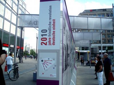 10 初夏のヨーロッパ No 東西ドイツ再統一年記念パネル展 ベルリン ドイツ の旅行記 ブログ By Frau Himmelさん フォートラベル