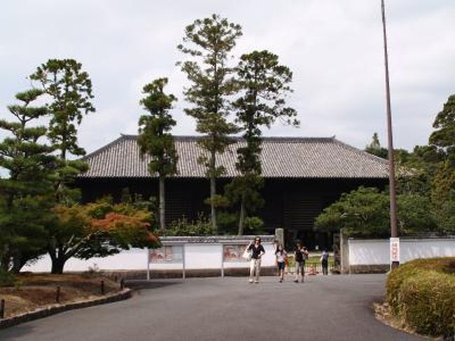 　奈良東大寺にある正倉院は高床の大規模な校倉造倉庫で、聖武天皇・光明皇后ゆかりの品をはじめとする、天平時代を中心とした多数の美術工芸品を収蔵していた施設である。天平勝宝8年（756年）、光明皇后は、聖武天皇の七七忌に、天皇遺愛の品約650点と、約60種の薬物を東大寺の廬舎那仏（大仏）に奉献した。その後も光明皇后は3度にわたって、自身や聖武天皇ゆかりの品を大仏に奉献している。これらの献納品は正倉院に収められた。正倉院宝庫は、北倉、中倉、南倉の3つに区分されている。他に宮内庁正倉院事務所が管理している経巻類約5,000点を収蔵する聖語蔵もある。<br />　昭和27年（1952年）に鉄筋コンクリート造の東宝庫、昭和37年（1962年）に鉄筋コンクリート造の西宝庫が完成し、翌昭和38年（1963年）に宝物類が移された。<br />　宮内庁が整理済みの宝物だけで9000点に上るが、曝涼（宝物の定期的な「虫干し」のこと）の際に、約70点のみではあるが毎年秋に正倉院展で公開される。今年の正倉院展（平成22年10月23日（土）〜11月11日（木））は第62回を数え、平城遷都1300年と光明皇后ご遠忌1250年に当たるために、螺鈿紫檀五絃琵琶を始め、正倉院・聖語蔵を代表する宝物71点が出陳される。<br />　「古都奈良の文化財」が世界遺産として登録されるにあたり、正倉院の建物（正倉院正倉）が1997年に国宝になっている。大仏殿と供に修学旅行のメッカになっているが、中を見れる訳でもなく、印象は薄いであろう。私も30数年前に来ているはずであるが、記憶がない。<br />　校倉造倉庫は正倉院正倉、聖語蔵の他にも東大寺法華堂など東大寺に6棟や手向山八幡宮、東寺、唐招提寺などでも見られる。<br />（表紙写真は正倉院）