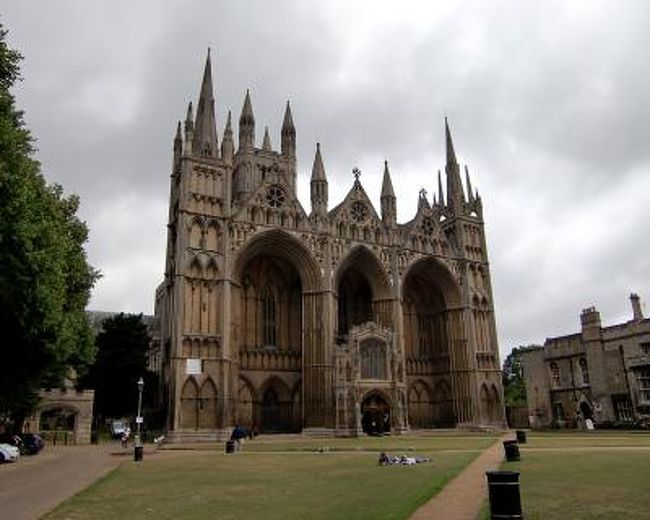 ロンドンから日帰りで、主にイングランドのゴシック建築を巡る旅。2日目の前半はピーターバラ。雨天でもあり、短時間の滞在でピーターバラ大聖堂のみ見学しました。西正面にあるゴシック様式の巨大な三連アーチが有名な建築物。修道院としても長い歴史を有していた教会堂です。以下はパンフレットに記されていたピーターバラ大聖堂の歴史。655年・・・・・・・最初の修道院が建立870年・・・・・・・ヴァイキングが修道院を破壊、修道士たちが殺される970年・・・・・・・ベネディクト会により二番目の修道院が完成1116年・・・・・・二番目の修道院が火災で焼失1118年・・・・・・三番目の修道院(現在の建物)が着工1238年・・・・・・西正面が完成、献堂式が行われる1500年・・・・・・建物東端を増築1541年・・・・・・ヘンリー8世により大聖堂(主教座教会)とされる1882年・・・・・・塔を解体・再建