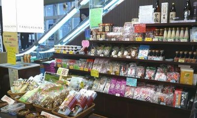 鹿児島中央駅一番街のアエールプラザ1階にあります。<br /><br />1）特徴<br />種子島のアンテナショップで鹿児島市初出店。<br />種子島の特産品を集約し、厳選販売しています。<br /><br />2）全国的にも有名な商品<br />全国で有名な、安納芋、沖ケ浜田の黒糖、飛び魚のさつま揚げ、種子島包丁、種子島焼酎があります。