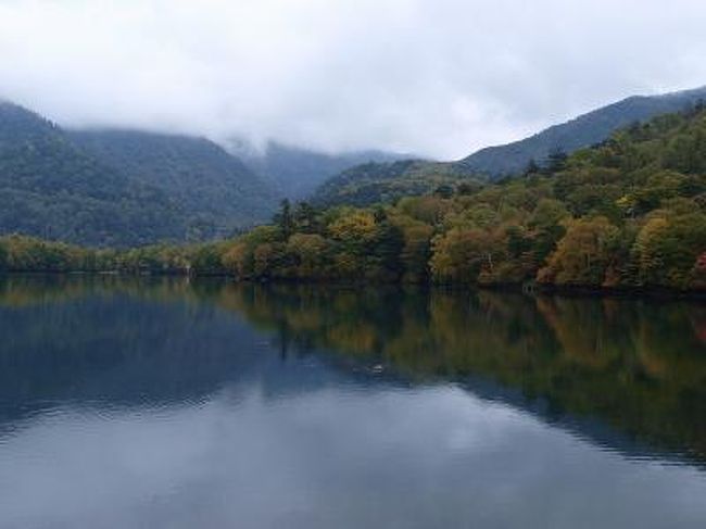 　奥日光へ向う　湯の湖の有料の駐車場の看板を横目に　直進<br /><br />　　突然　美しい。。湯の湖が　見えます<br /><br />　　　丁度　小さな無料駐車場が見えましたので。<br /><br />　　　　駐車。。（ケチ）<br /><br />日光観光協会　湯の湖HP<br />http://www.nikko-jp.org/perfect/yumoto/yunoko.html<br /><br />２０１０　初秋　奥日光　龍頭の滝　紅葉編<br />http://4travel.jp/traveler/jiiji/album/10507847/<br />２０１０　初秋　奥日光　小田代ｹ原　草もみじ編<br />http://4travel.jp/traveler/jiiji/album/10507942/ 
