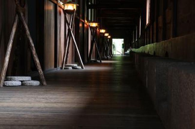 大阪城にある重要文化財の、千貫櫓・多聞櫓・金蔵が、この週末3日間限定で特別公開されます。<br />滅多に見られない貴重な機会なので、天気は悪かったのですが行ってきました。<br /><br /><br />◎ 重要文化財 千貫櫓・多聞櫓・金蔵の特別公開<br /><br />実施日時 2010年10月9日〜11日 <br /> 10:00〜17:00<br />入場料金 単券 200円(千貫櫓・多聞櫓・金蔵3棟分) 販売は16:00まで<br /> セット券 700円(3棟+大阪城天守入場料) 販売は15:30まで<br /><br />