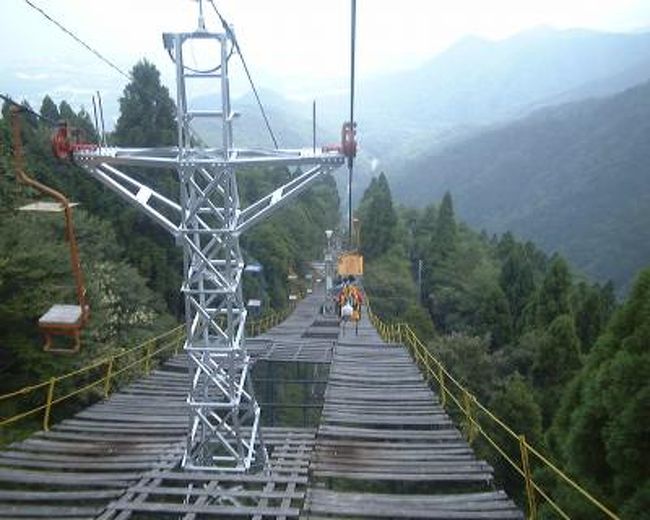 比良山スキー場に行って来ました。<br />旅行当時はまだあったのですが、2004年に廃止され<br />今はコンクリートの土台を残すだけになったそうです。