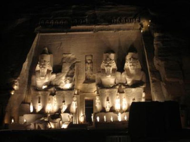夜は旅物語の貸切でアブシンベル神殿音と光のショーをみます。<br />近場に泊まるので朝日をみつつ観光します。