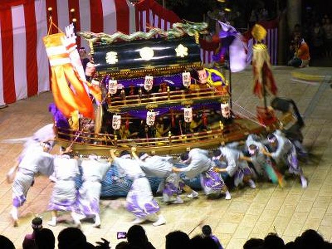 10月7～9日に長崎くんちが行われました。奉納踊（ほうのうおどり）は諏訪神社、お旅所（元船町）、八坂神社、公会堂前広場で行われ、7日夕方4時から諏訪神社で行われた奉納踊を観てきました。６カ町が30分ずつ奉納踊を披露しました。<br /><br />立見席からだったので少し距離がありましたが、６カ町の多彩な演し物と気合の入った掛け声と観客のもってこ?いコールの入り混じった熱気に呑まれ、長時間だったにもかかわらず途中で帰ろうなんて気には全然なりませんでした。既に来年が待ち遠し?い。