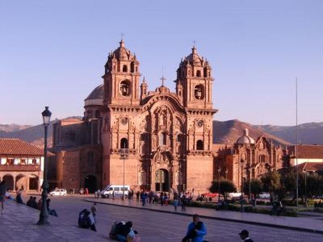 インカ帝国の首都「クスコ」は見所が多い。この日の午前は「12角、14角の石」「ヘスス教会」「サント・ドミンゴ教会」を見学し、一旦ホテルにもどってランチと休憩。午後からは「ラ・メルセー教会」「サン・フランシスコ教会」「カテドラル」「インカ博物館」と回る。そして、夜はアルマス広場に面したレストランに入りフォルクローレの生演奏や踊りを鑑賞しながらビュッフェの夕食を楽しむ。<br />写真：夕暮れの「ラ・コンパニーア・デ・ヘスス教会」<br /><br />私のホームページ『第二の人生を豊かに―ライター舟橋栄二のホームページ―』に旅行記多数あり。<br />http://www.e-funahashi.jp/<br /><br />