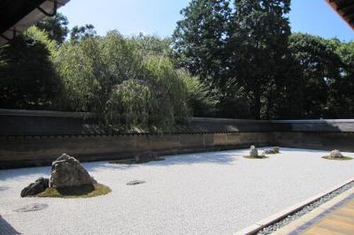 2010秋、石庭の龍安寺(2/5)：石庭モデル、実物の石庭、金箔下地