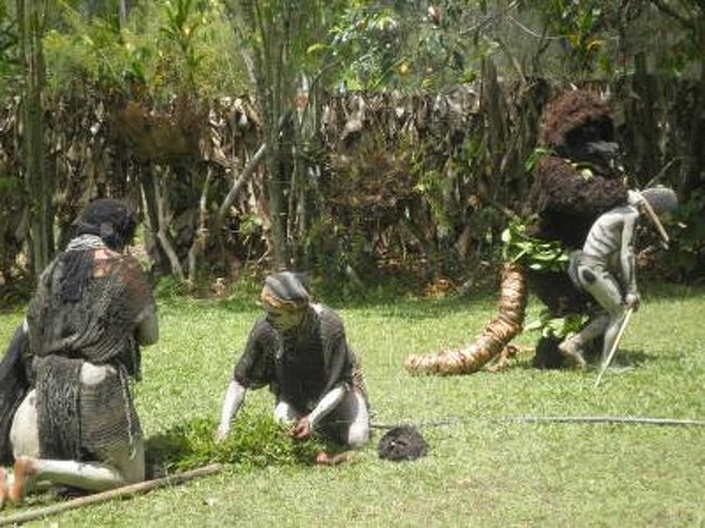 2010・9・29〜10・6　パプアニューギニアの旅8日間<br /><br />2010・10・3<br />マウント・ハーゲンからゴロカへ行く途中にある<br />クマン族の集落「ミンディマ村」<br /><br />クマン族による「ガイコツ人間の踊り」を見物