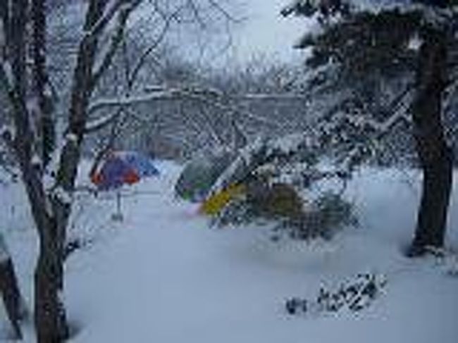 冬の一番寒い時に合わせて蔵王坊平高原キャンプ場を利用して友人達と２〜３泊積雪３ｍ近い<br />雪の中でテーブル＆ベンチ造りそしてダッチ・オーヴンを利用した食事作りをしてお酒を飲んで<br />少しも酔わないマイナス１２度の雪の世界を楽しみます。