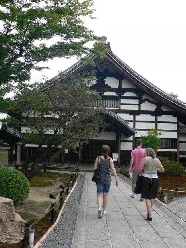 高台寺まで，上がって見ました．この日もまだまだ夏日････今年は何時までも夏が続きます。<br />やはり，一番目に飛び込んだのが，赤茶けた『苔』