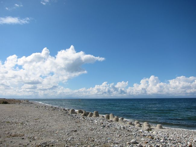 やっと死ぬほど暑い夏が過ぎ去り、秋シーズンがやってきました〜<br /><br />スポーツの秋。<br />ランニングには持ってこいの季節。<br />真夏から秋になると自分でもびっくりするくらい走れるようになった気がして怖い。<br /><br />そんなこんなで秋のハーフ一本目は、旧体育の日、富山県滑川市で「ほたるいかマラソン」に決定。<br />インパクトがデカい大会名、ほたるいかは富山県の名産なのです。<br /><br />今回はフルの前哨戦という位置づけでもあり、今の段階でどれくらい走れるのかを計るためにも重要。<br />そんなこんなでがんばって（楽しんで）きました！