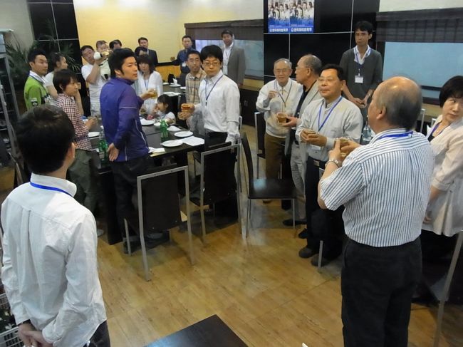 5月30日午前11時〜13時、<味処>天一で第10回延辺日本人会総会が開催されました。<br />2006年4月に発足し4年を経過した事になります。<br /><br />当日約30名の方に参加していただきました。<br /><br />1次会:会議・食事・懇談会<br />2次会:カラオケ大会<br /><br />日頃のコミュニケーション不足を解消すべく皆さん積極的な参加でありました。