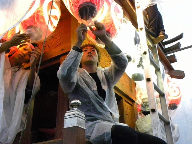 佐原の秋の大祭を見たくて ツアー参加<br /><br />生憎の雨。。それでもお祭は挙行されます。<br /><br /> 条件悪くて 私の腕では綺麗に写せませんでした。<br /><br /> 雰囲気だけでも知って頂けたらと作成いたしました。<br /><br />佐原大祭HP<br />http://shibuya.cool.ne.jp/sawaradasi/maturi/taisai.htm<br /><br />義臣連続旅記<br />ツアーバスは雨の佐原の秋の大祭へ 上<br />http://4travel.jp/traveler/jiiji/album/10510202/<br />ツアーバスは雨の佐原の秋の大祭へ 下<br />http://4travel.jp/traveler/jiiji/album/10510428/