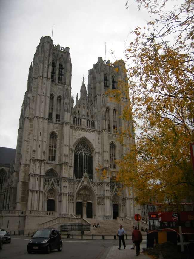 三十路女が二人して、某漫画の萌と美しい建築物（主に教会）をめぐる旅へ。ジャーマンレイルパス（ドイツ・ザルツブルグ）とレイルパス（ベルギー）を使い倒して１日平均15時間観光という荒行に挑みました。（9/30〜10/7　観光できたのは５日間） <br /><br />写真は、秋色に染まるサン・ミッシェル大聖堂。<br />この紅葉の下で美食の国ベルギーのランチをいただきました（嬉）。