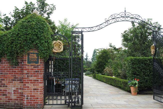 高崎市染料植物園＆染色工芸館をあとに<br />太田市のジョイフル・ホンダのボタニック・ガーデンへと向かいます。<br /><br />公式ページです。<br />http://www.joyfulhonda.com/garden/botanic/<br /><br />こちらは敷地面積はそれほど広大ではありません。<br />でも、たとえば昭和記念公園にお友達をお誘いしたとしても「せっかくだから全部ご案内するわ。」とは言えませぬ。広すぎてくたびれ果てる。<br />ここは婆たちにはちょうどいい広さ。<br />隅からすみまでゆっくりと堪能できる夢のガーデン。<br /><br />きっちりと本格的にデザインされて手入れもよく行き届いてとても美しいガーデンでした。<br />見学ツアーをアレンジしてくださったみなさまに大感謝です。<br /><br /><br />広い駐車場の向こう側にはボタニック・ガーデン・ショップがあります。<br />今回は時間の都合で寄れませんでしたが、お庭に関する質問などに直接ガーデナーが答えてくれるそうです。<br /><br /><br /><br />Japan　高崎市染料植物園＆染色工芸館　～ミツバチばあやの冒険～<br />http://4travel.jp/traveler/tougarashibaba/album/10508804/<br /><br />★Japan　～ミツバチばあやの冒険～　サイトマップ<br /> http://4travel.jp/traveler/tougarashibaba/album/10453406/<br /><br /><br /><br /><br />　