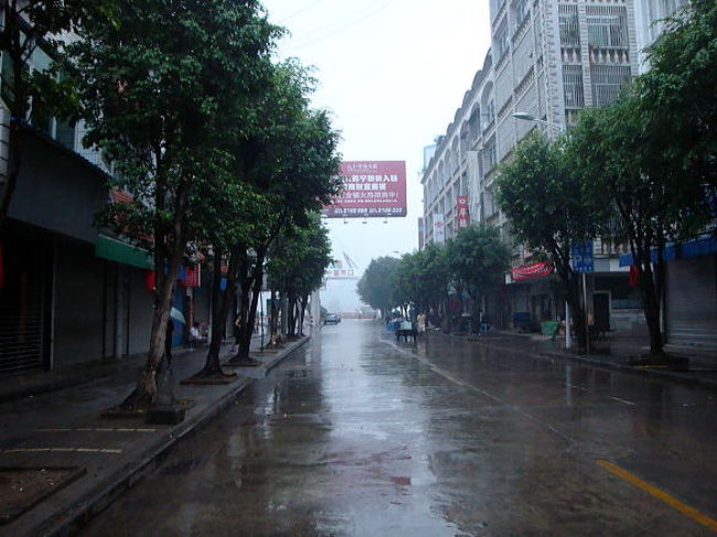 中国の大理で１０日程滞在後国境の街、河口でベトナムへ入国しました。<br />写真は小雨模様の天気の河口の街の通りです。早朝の為殆ど人通りはありませんでした。