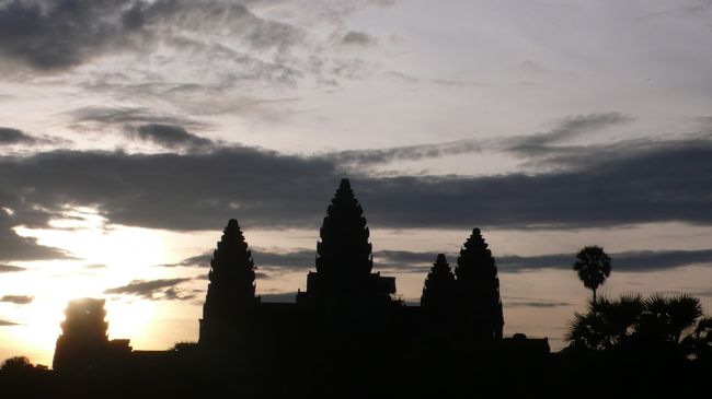 アンコールワットです。<br />AllAbutの行きたい世界遺産ランキングでも3位です。<br /><br />カンボジアという国にも初上陸。<br />1泊2日で不安だけど、「それ以上長くてもな」って思いました。<br />駆け足の遺跡巡り。