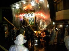 ツアーバスは　雨の　佐原の秋の大祭へー下