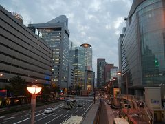 黄昏時の大阪駅周辺の風景