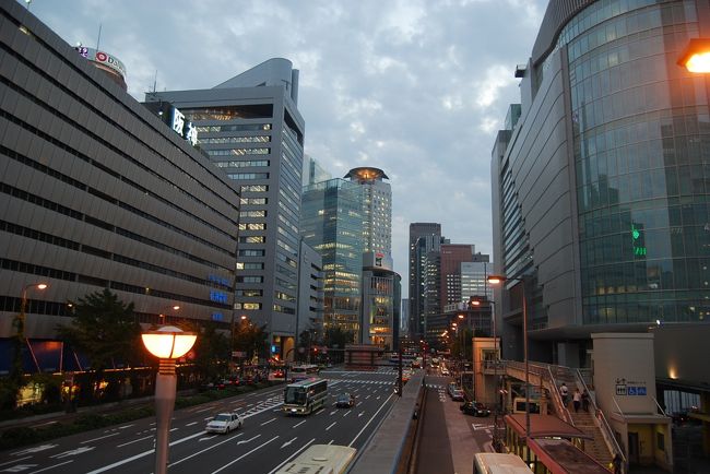 10月13日、午後５時半頃、12日からの大阪出張を終え、大阪駅に到着したので駅周辺を歩いて風景を撮影した。<br /><br /><br /><br />＊写真は大阪駅の歩道橋より見た駅前の風景<br />右端はサウスゲートビルディング、左端は阪神百貨店、遠くにザ･リッツカールトンホテル大阪が見られる。