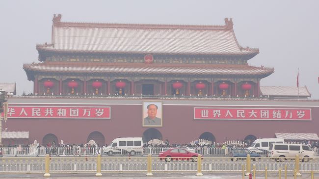 万里の長城と天安門広場。<br />TVでも教科書でもよく見る2つに訪れる。<br /><br />TVでも教科書で見てきたものを、生で見る。<br />あといくつ見れるだろか。<br /><br />北京は上海や香港とも違って一番リアルな中国、そして中国人っぽい気がしました。