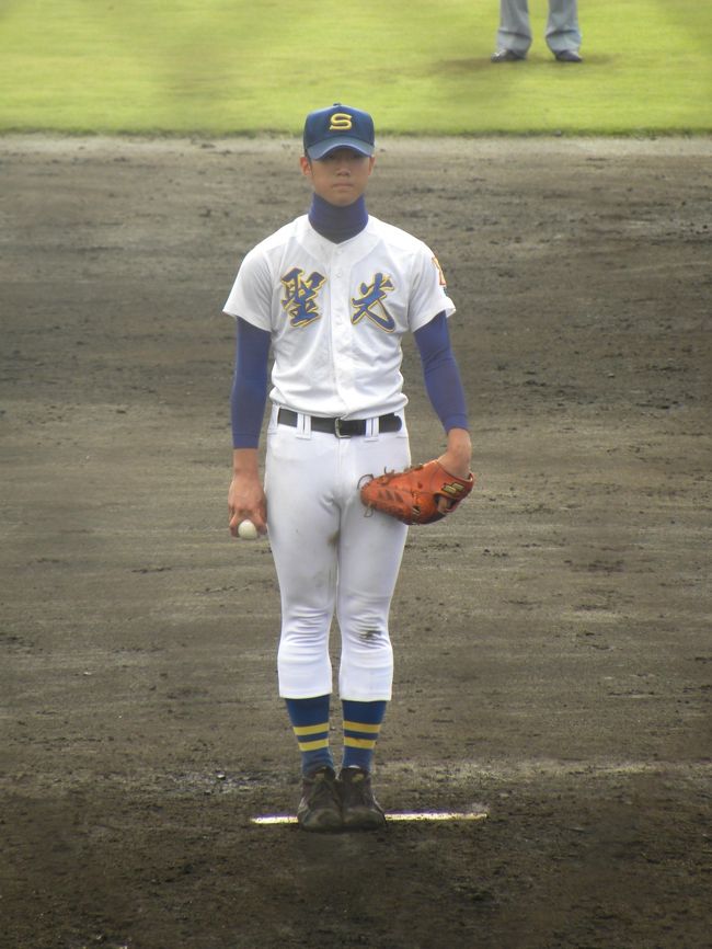 甲子園ベスト８のため新チームの始動が遅れた。<br />県支部予選免除、かつ県大会３１校中たった１枠しかない一回戦シード枠を、抽選で引き当ててしまった聖光学院。<br /><br />公式戦の経験不足という不利な状況の中、<br />●秋の福島県大会５連覇<br />●県内公式戦５５連勝<br />を達成。<br /><br />春の選抜を目指して東北大会に挑みました。<br />初戦（２回戦）で鶴岡東を撃破し、<br />今大会最初の山場、仙台育英戦を<br />観戦に行きました。