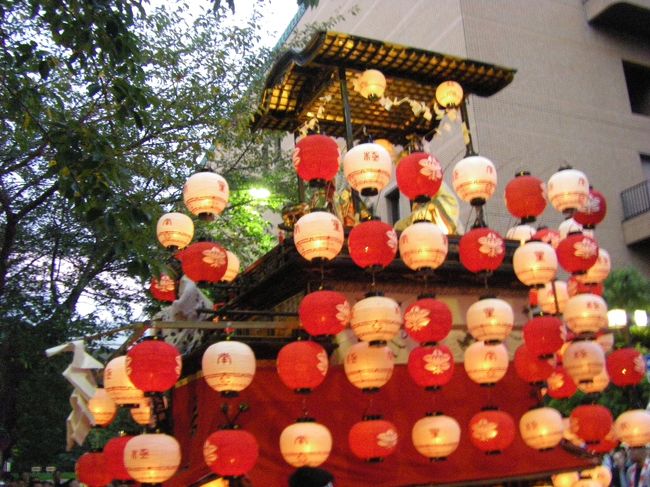 日本の伝統工芸、からくりを乗せた山車の揃い踏みです<br /><br />那古野神社で、ろうそくの提灯で飾り、練り歩きに出発です